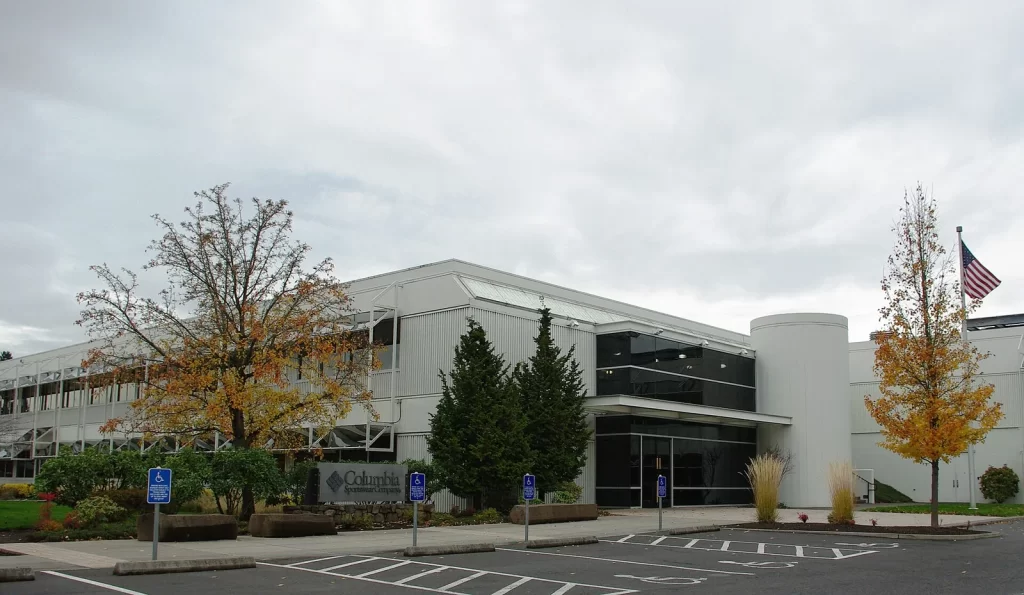 Bâtiment du siège de Columbia Sportswear à Cedar Mill, dans l'Oregon, avec le logo de la marque à l'entrée, arbres d'automne et parking