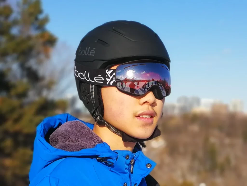 Skieur portant un casque et un masque de ski sur une piste de Toronto